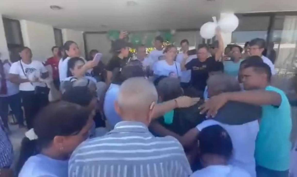 Todos los familiares de Luis Díaz se le fueron encima para abrazarlo y mostrarle su cariño.