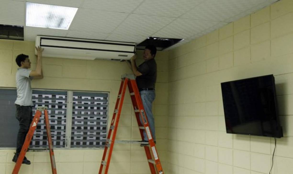 Al camerino en el que estarán los árbitros del partido le pusieron un aire acondicionado y una televisión.