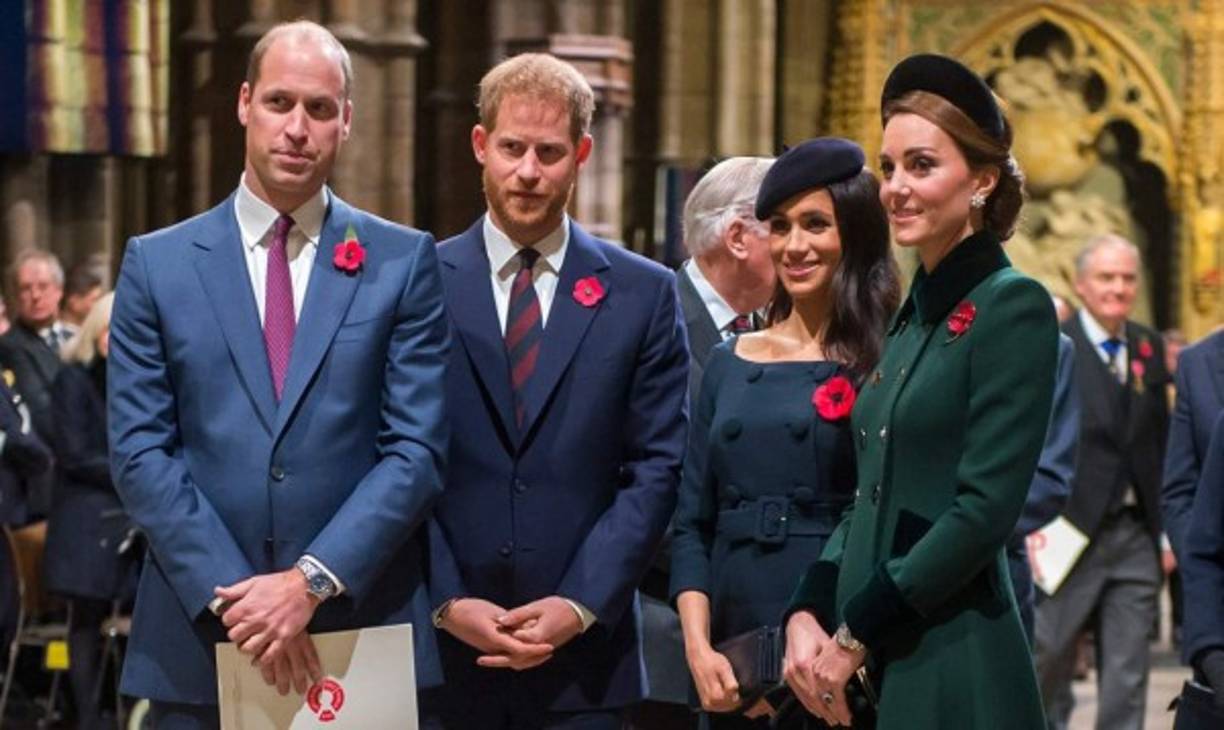 3. La división de los hogares reales con el príncipe William y Kate<br/><br/>El príncipe Harry y Meghan hicieron uno de sus mayores movimientos como pareja casada cuando acordaron dividir las casas con el príncipe William y Kate.<br/><br/>El personal de Harry y Meghan están ahora fuera del Palacio de Buckingham, mientras que William y Kate permanecen en el Palacio de Kensington.<br/><br/>La división de los 'Cuatro fabulosos', como se llama a las dos parejas, fue una progresión natural y esperada, dicen los expertos reales. William, padre de tres hijos, se está preparando para ser rey y Harry ahora es un hombre casado con su propia familia.