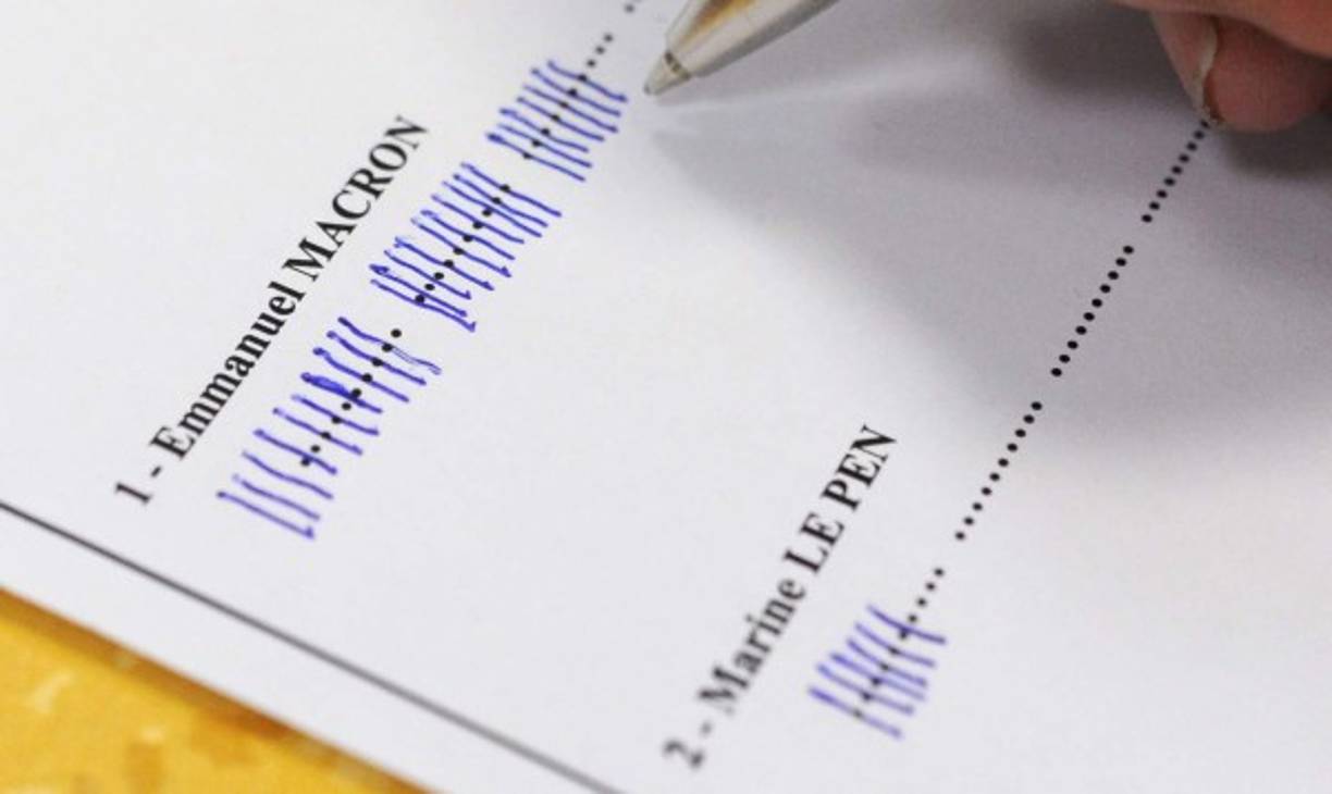 Conteo manual de votos en un centro electoral, en el cual, la ventaja de Macron ante Le Pen es más que evidente.