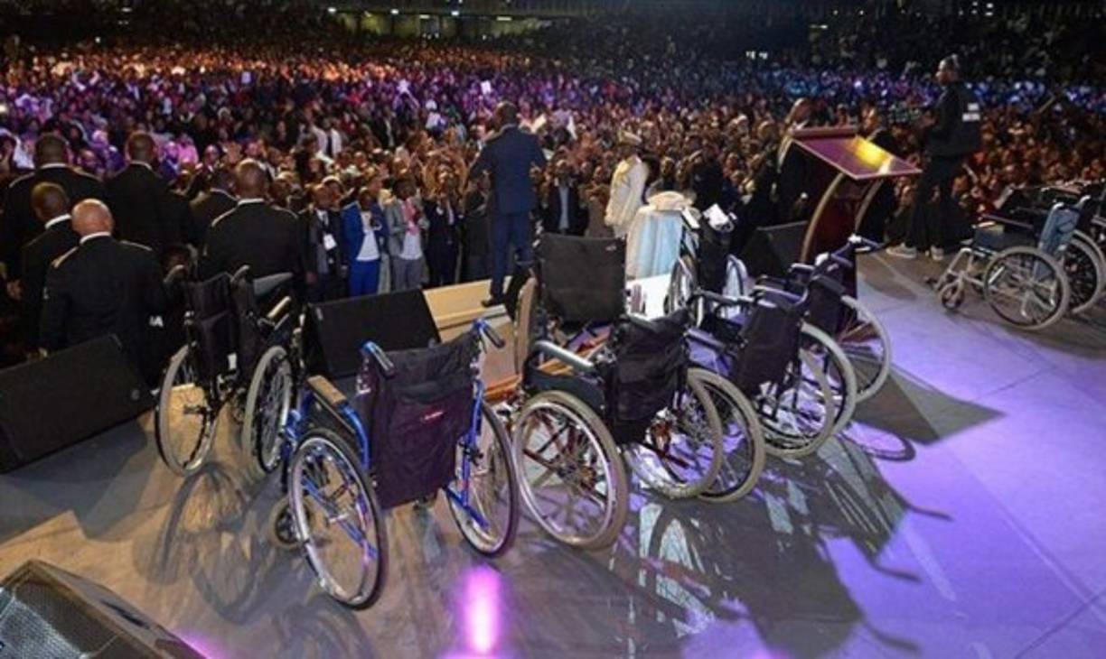 Al igual que muchos en América Latia, el pastor realiza jornadas de milagros y sanación en Sudáfrica.