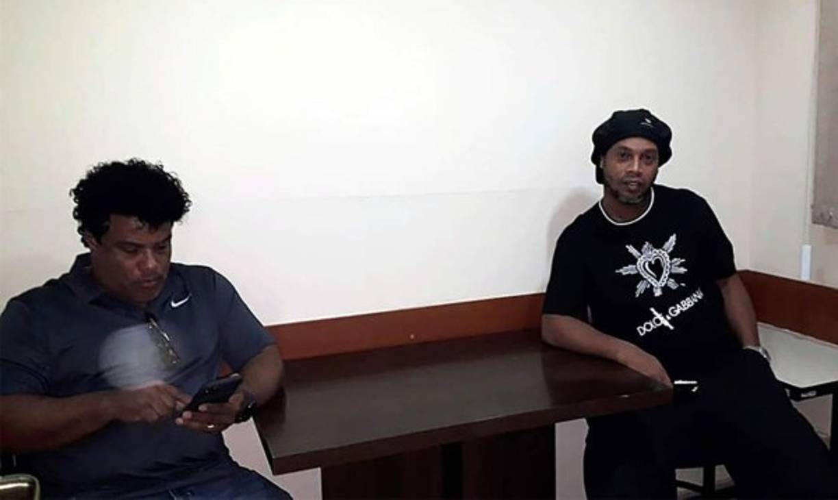 Dos mujeres también fueron detenidas este jueves en Asunción por supuesta vinculación en el caso del exfubolista Ronaldinho Gaúcho y su hermano. Ambas serían las titulares originales de los pasaportes adulterados con los que los dos hermanos entraron el miércoles en el aeropuerto internacional de Asunción en un vuelo procedente de la ciudad brasileña de Sao Paulo, informó en un comunicado el Ministerio Público.