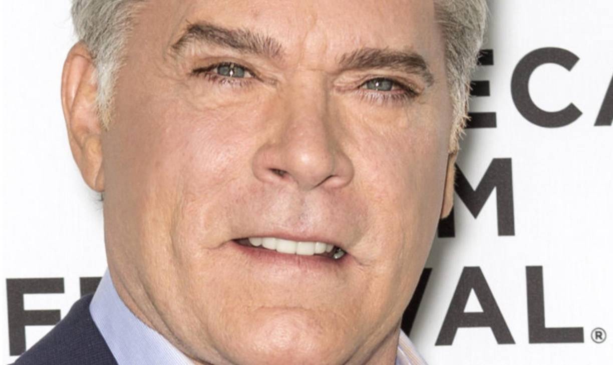 El actor estadounidense Ray Liotta falleció a los 67 años de edad. Liotta murió el 26 de mayo de 2022 mientras dormía en República Dominicana, donde estaba filmando una película, según informó este jueves su publicista.