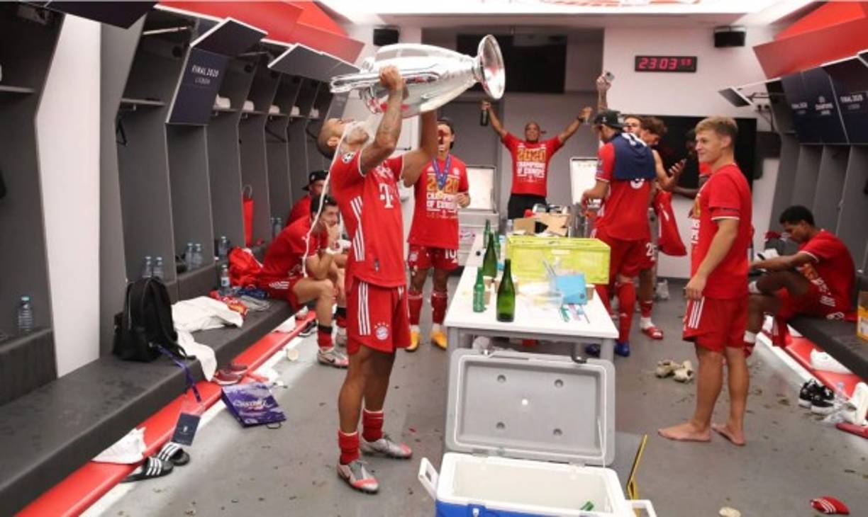 Thiago Alcántara utilizó la Copa de campeón de la Champions para tomarse una cerveza.