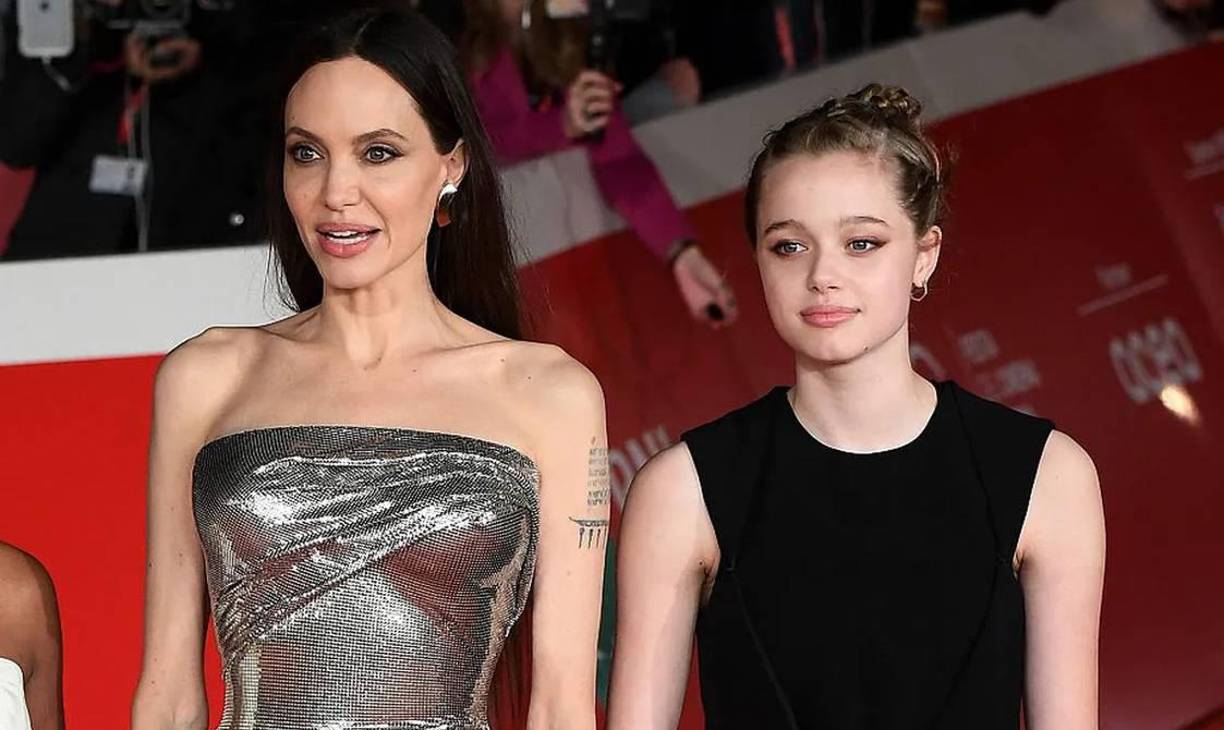 <b>Angelina Jolie:</b> Ella junto a Brad Pitt fueron una de las primeras parejas en publicar que educarían a sus hijos de forma abierta y, al parecer, quien está más cómoda con este estilo de vida es su hija Shiloh.