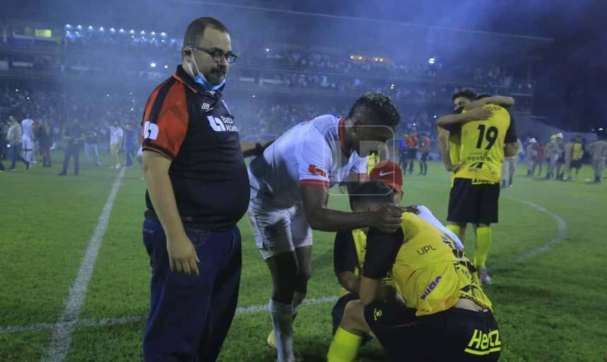 Los jugadores del Olimpia se olvidaron por un rato de los festejos y fueron a consolar a los futbolistas del Real España.