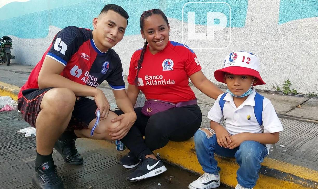 Los aficionados del Olimpia llegaron al estadio Nacional Chelato Uclés en familia.
