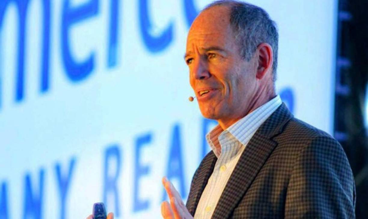 En mayo de 2002 la empresa se hizo pública. <br/><br/>Ese mismo año Randolph abandonó su puesto como ejecutivo en la empresa y en 2004 dejó Netflix, dedicándose a apoyar emprendedores y desarrollar nuevos negocios y cediendo el éxito de la compañía a Hastings.<br/><br/>