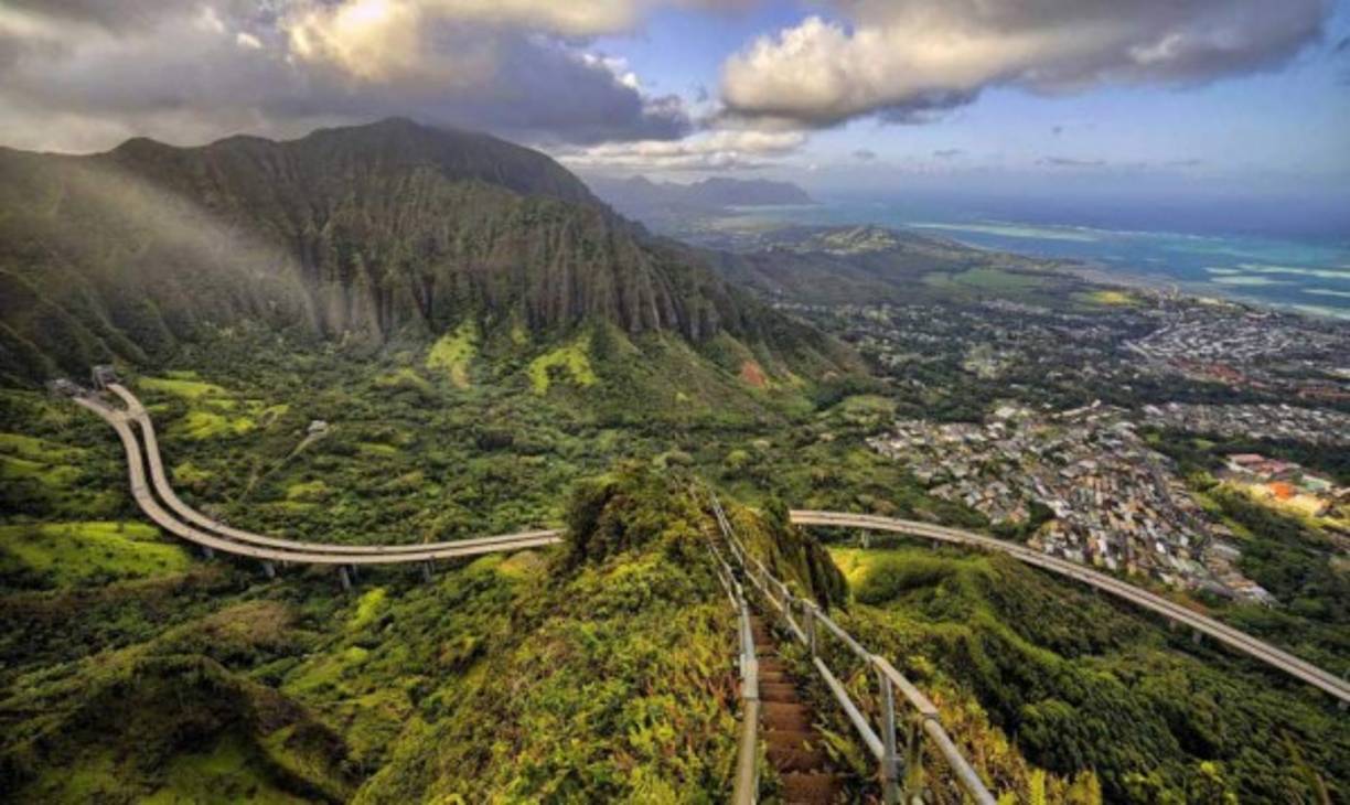 Las escaleras de Haiku, Hawaii: Conocido como la Escalera al Cielo, este desconocido sendero de caminata puede ser encontrado en la isla de O’ahu. El sendero es empinado y termina en una punta a 2,800 pies sobre el mar, lo cual ofrece increíbles vistas de la isla.