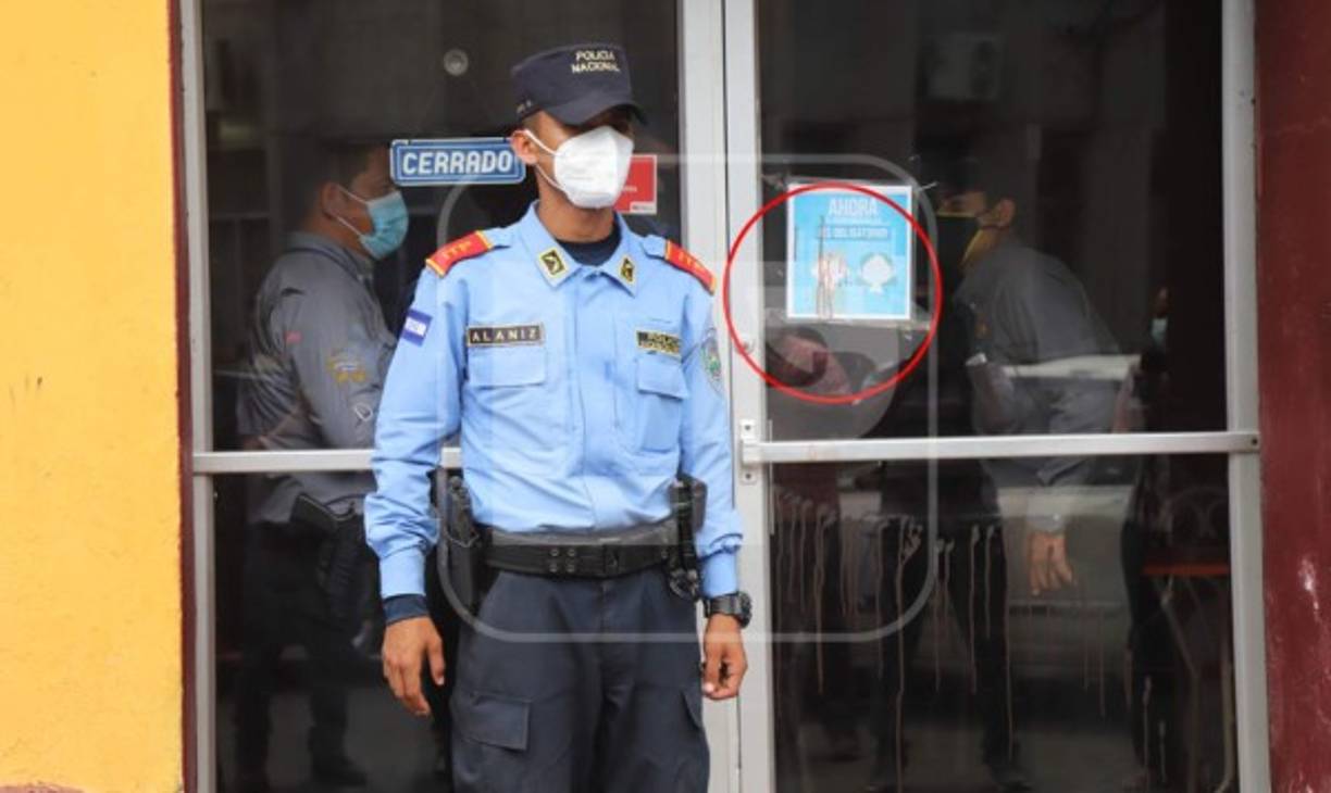 En la puerta del negocio de comida se pueden ver manchas de sangre del abogado cuando entró herido de bala.