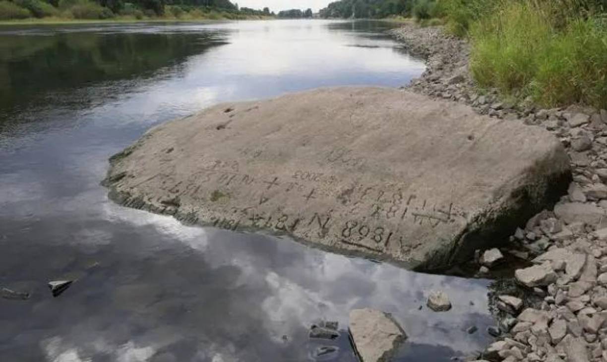 La fuerte sequía en Alemania también dejó al descubierto las llamadas Hungersteine -Piedras del Hambre- que contienen advertencias en algunos casos centenarios relacionados con el peligro de hambrunas que traía en el pasado el bajo nivel de los ríos.