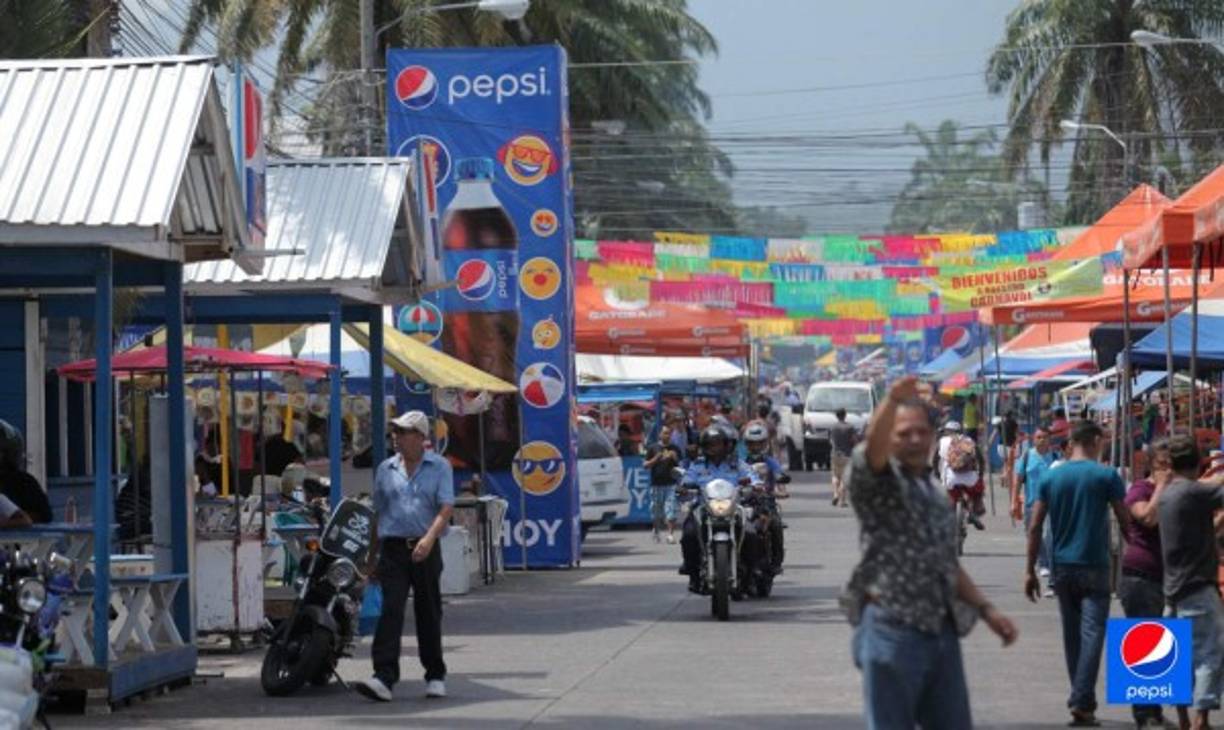 Miles de personas se dan cita en 'la Novia de Honduras' que tiene el carnaval más colorido y visitado de Honduras.