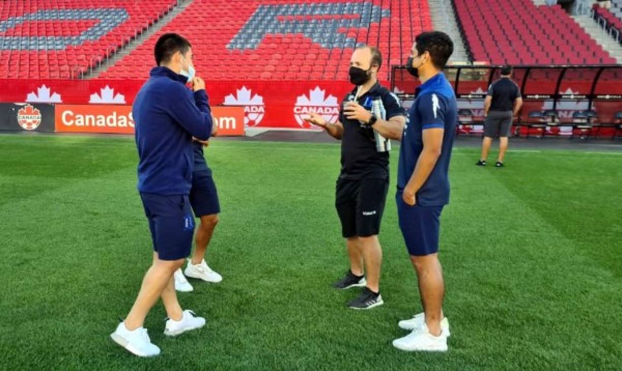 Jonathan Rubio y Carlos Pineda conversan con el preparador físico Sebastián Urrutia.