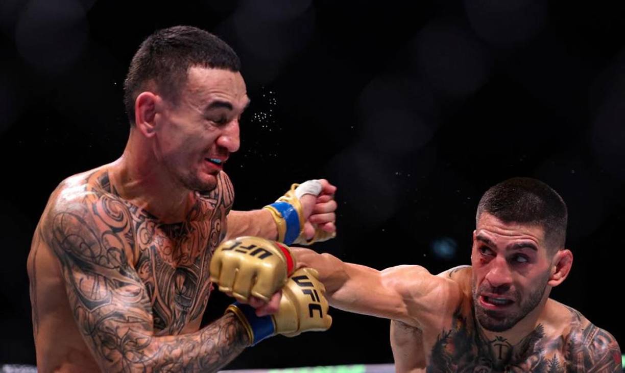 Ilia Topuria no le dio tiempo de respuesta a Max Holloway y lo acabó todo en el tercer asalto.