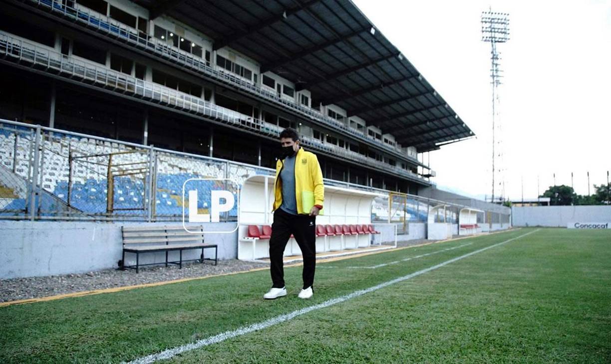 Héctor Vargas llegó al estadio Morazán para comparecer en la rueda de prensa previa al partido ante los ticos.