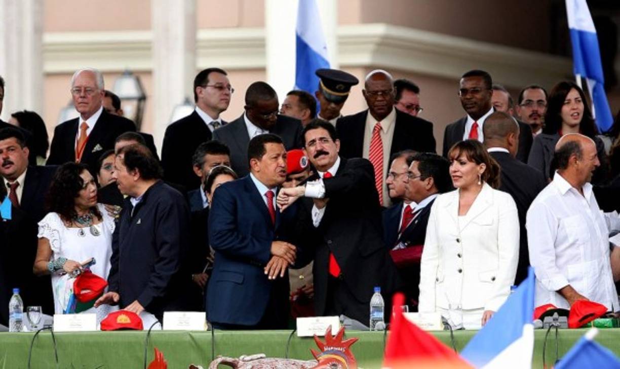 Su relación con Hugo Chávez generó mucha molestia en Honduras y en Venezuela. Aquí en la firma del ingreso a la Alianza Bolivariana para los Pueblos de América creada por Chávez y Fidel Castro en agosto de 2008.<br/><br/>