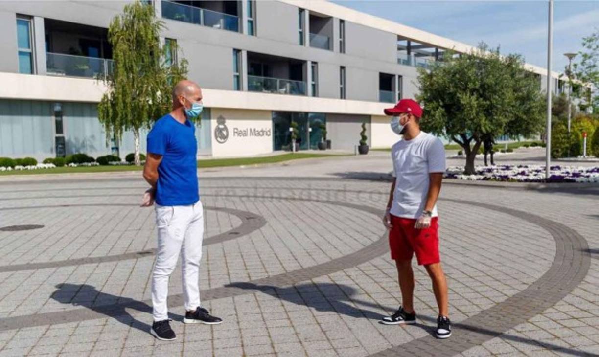 Zidane dialogó con varios jugadores en el aparcamiento de la ciudad deportiva de Valdebebas tras casi dos meses sin verse las caras en persona. En la imagen con Hazard.
