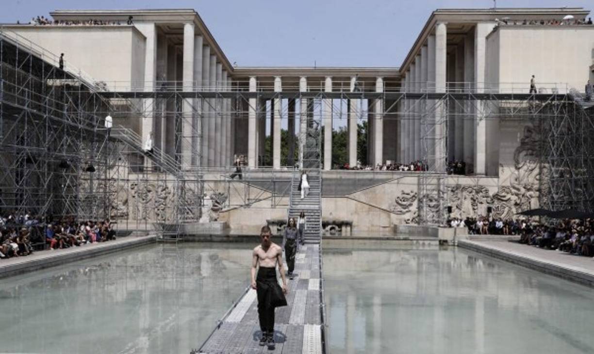 A model presents a creation by Rick Owens during the Men's Fashion Week for the Spring/Summer 2018 collection in Paris, on June 22, 2017. / AFP PHOTO / FRANCOIS GUILLOT