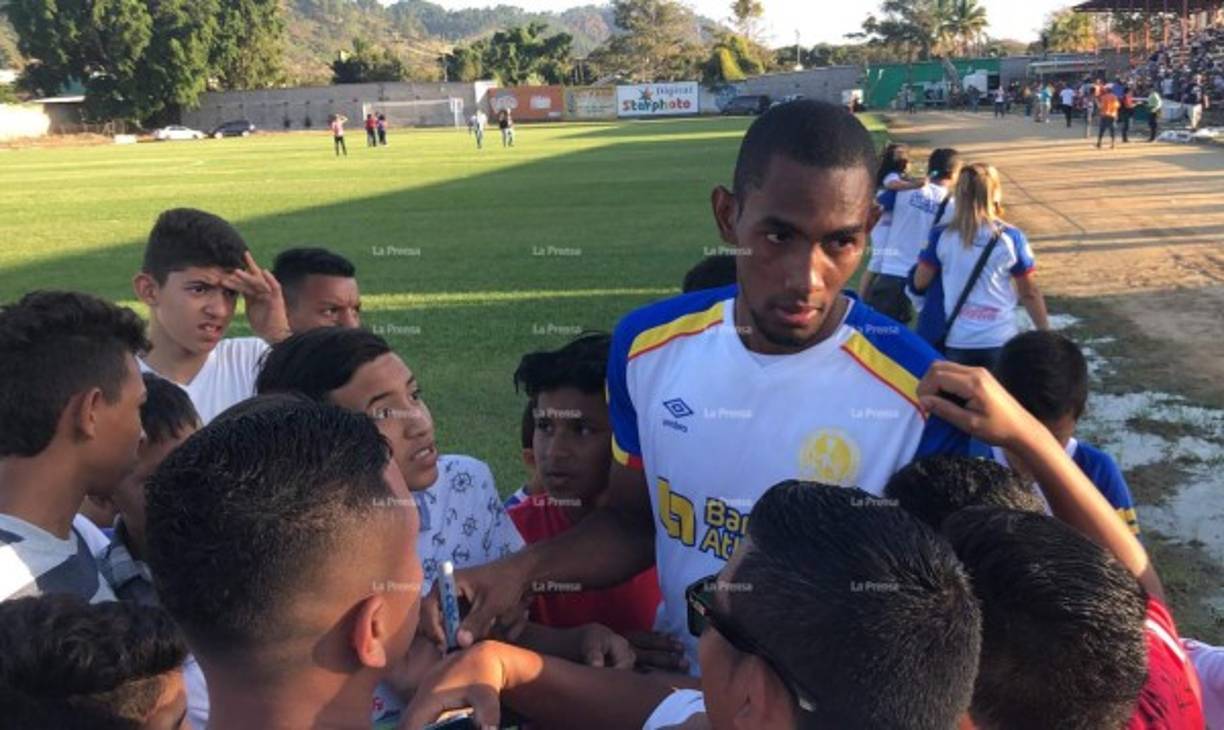 Tras el pitazo final, niños invadieron y llegaron para buscar una foto con Bengtson. El delantero del Olimpia se dio el tiempo de atenderlos.