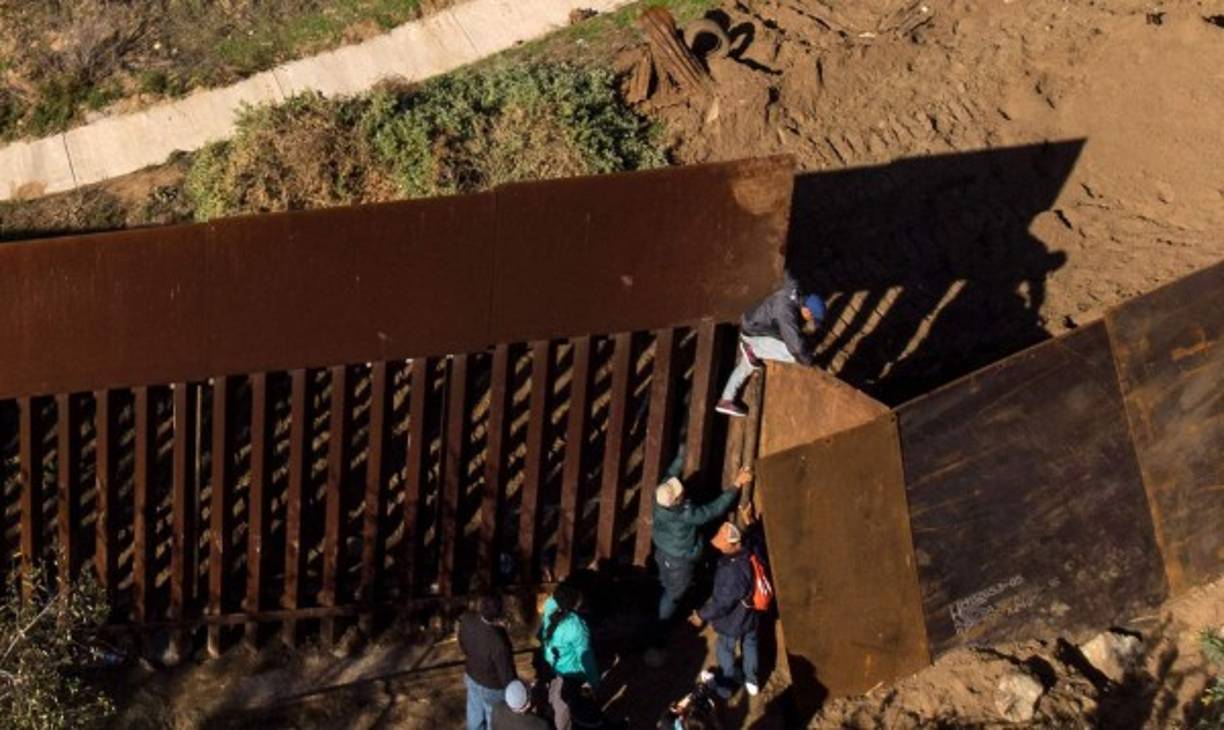 Los migrantes, que llegaron hasta la fronteriza ciudad de Tijuana en las caravanas que recorrieron México en los últimos dos meses, comenzaron a escalar el muro desde hace dos semanas tras quedarse varados en la frontera por más de tres semanas.
