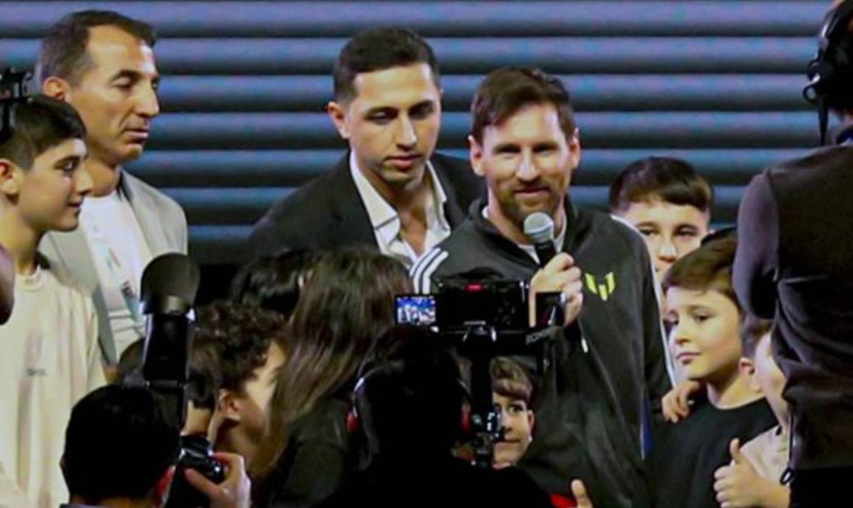 “Esta visita a Bakú me ha dado la oportunidad de conocer la rica cultura de Azerbaiyán”, afirmó durante el concierto benéfico ofrecido este miércoles en el estadio Baku Crystal Hall junto a sus compañeros del Inter Miami Luis Suárez, Jordi Alba y Sergio Busquets.