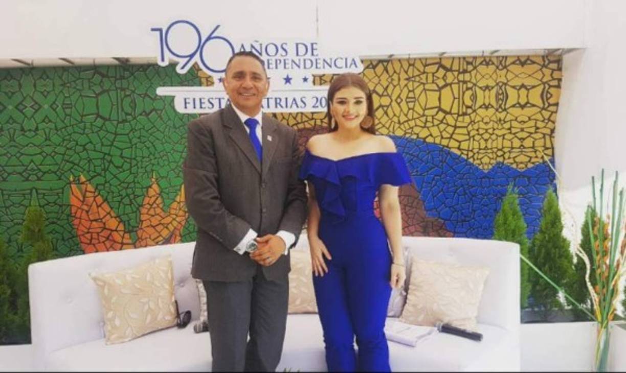 Iveth Bulnes con un atuendo azul presentando los desfiles patrios junto a su compañero Leonel Ezpinoza.