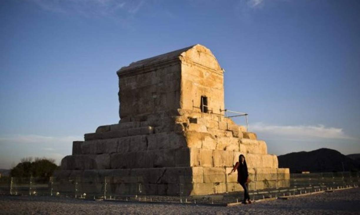 Otro de los sitios amenazados es la histórica ciudadela de Bam, situada en el sureste de Irán.<br/><br/>Los orígenes de la ciudadela se remontan al periodo aqueménida (siglos VI al IV a.C.) y conoció su máximo esplendor entre los siglos VII y XI d.C., gracias a su estratégica ubicación en las rutas comerciales de la seda y el algodón, según la Unesco.