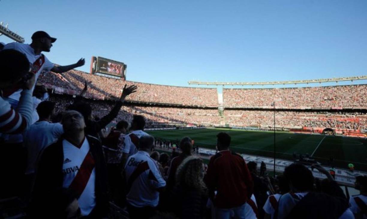 En el estadio Monumental los aficionados esperaban que se jugará hoy el partido.