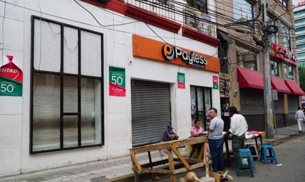 Este martes, unos pocos pequeños negocios y vendedores ambulantes se resistieron a cerrar en plena temporada alta por las fiestas de fin de año.