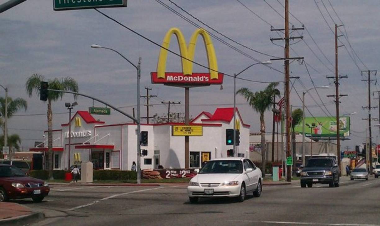 13. Florence-Graham, California: Esta ciudad ubicada al sur de Los Ángeles y con una población de más de 60 mil personas, de las que el 90 % son hispanos, tiene un porcentaje del 35 % de residentes que viven por debajo del umbral de pobreza.