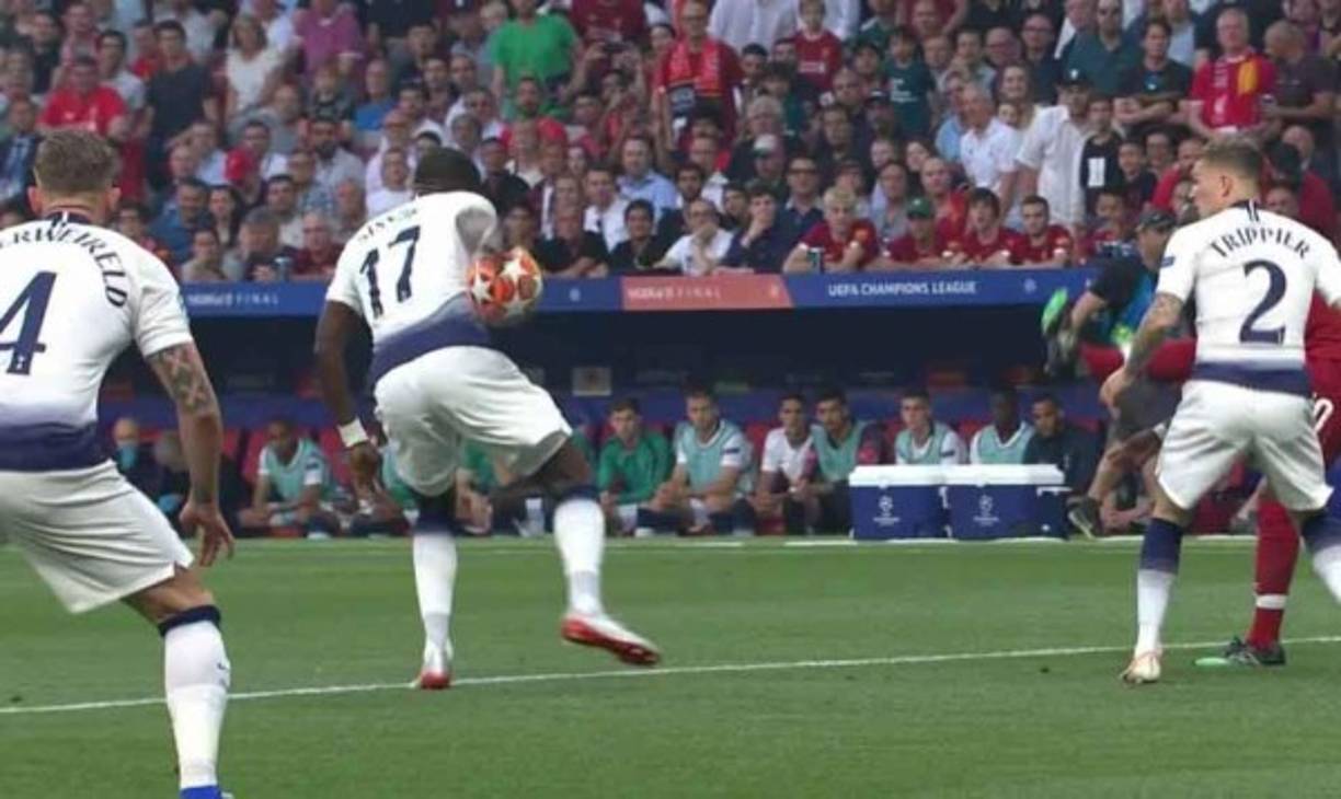 Honduras' Douglas Martinez celebrates after scoring against Jamaica during their Men First Round Group B football match of the Lima 2019 Pan-American Games at San Marcos Stadium in Lima, on July 29, 2019. - Honduras won 3-1. (Photo by LUKA GONZALES / AFP)