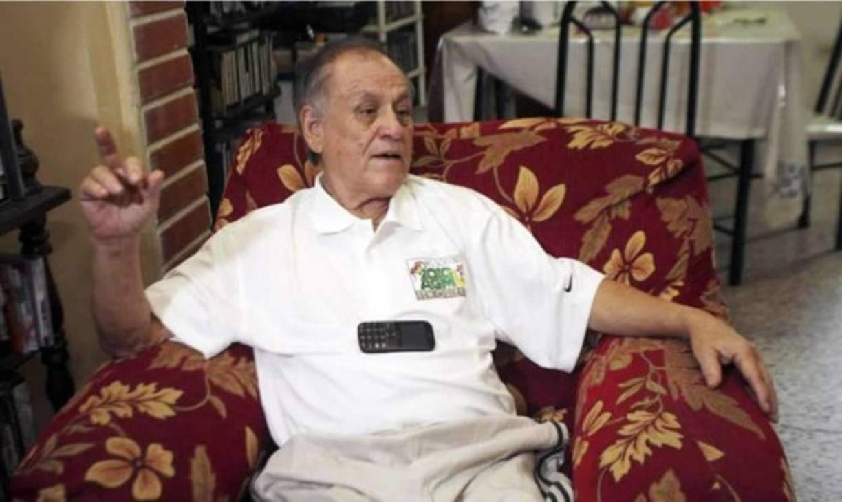 Su apodo (Chelato) viene de un amigo de la infancia llamado Danieri Flores a quien Chelato intentó ponerle el apodo de Danilerato; de allí repentinamente este le respondió con Chelato, y fue así como se quedó con el sobrenombre.