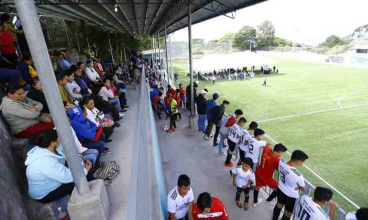 Los habitantes del municipio de Santa Lucía (Francisco Morazán) y lugares aledaños podrán practicar deportes y hacer otras actividades físicas en la nueva cancha sintética del Estadio Municipal Campo Estrella.
