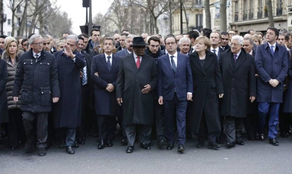 Sarkozy logró colarse entre los líderes mundiales que encabezaron la marcha contra el terrorismo en Francia.