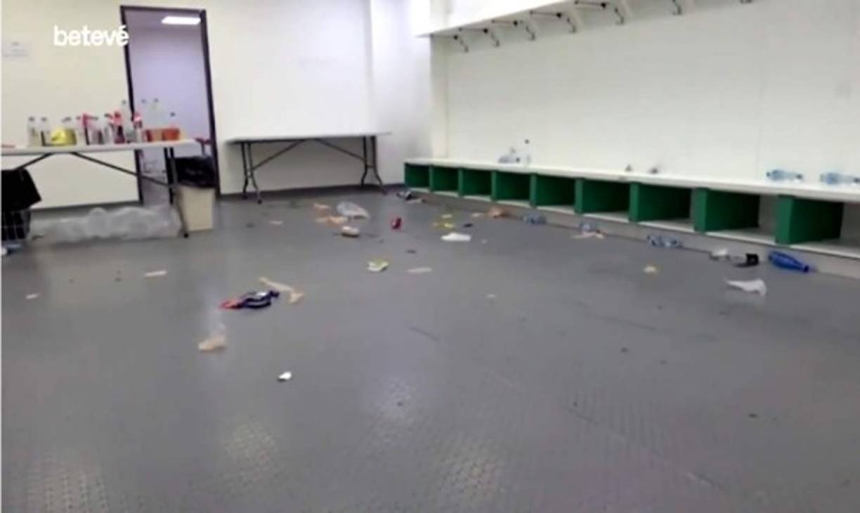 Sucio y desordenado: Así quedó el vestuario que utilizó el FC Barcelona en el partido contra el Slavia de Praga.