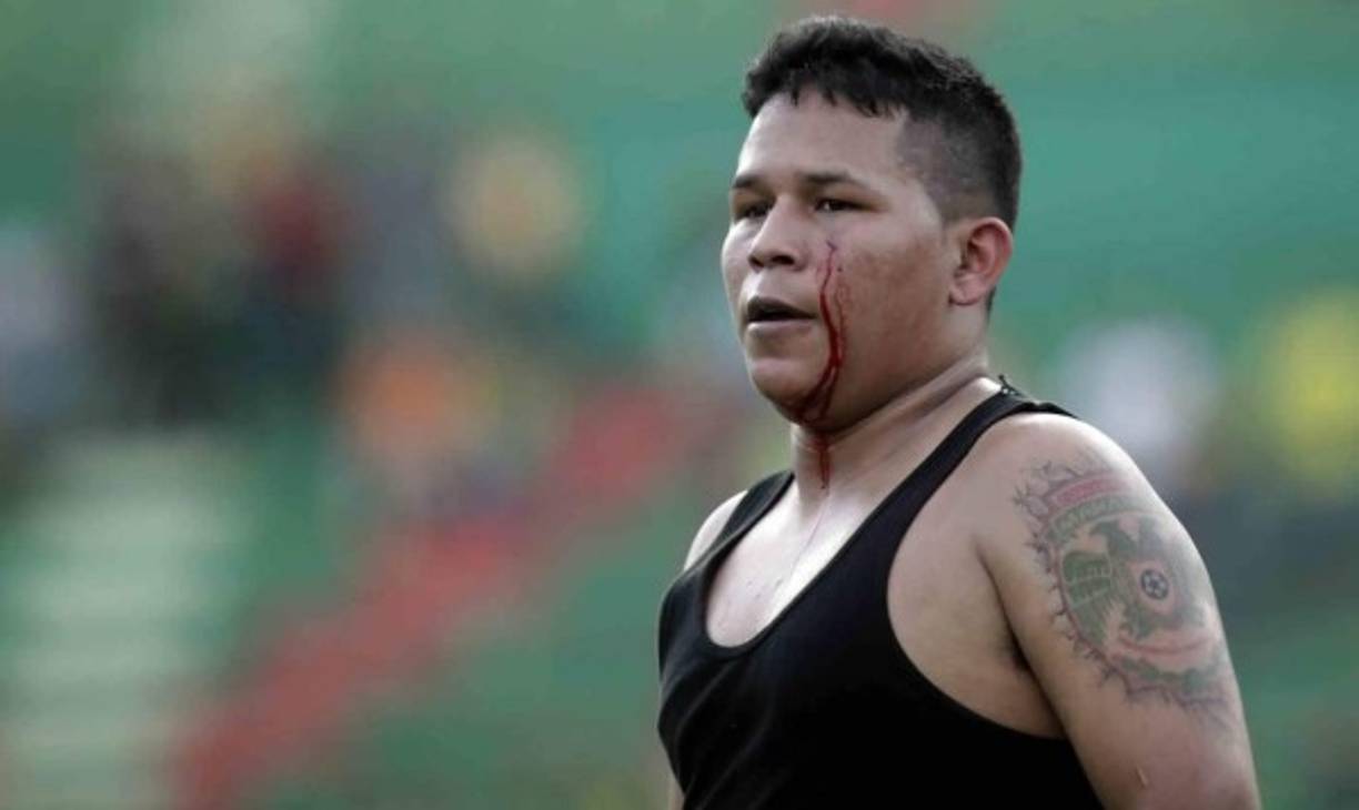 Controversial Arentinian footballer Carlos Tevez (Black t-shirt) fights with his fellow Marquinhos during Corinthians training. Sao Paulo, Brazil, 29th April 2005.