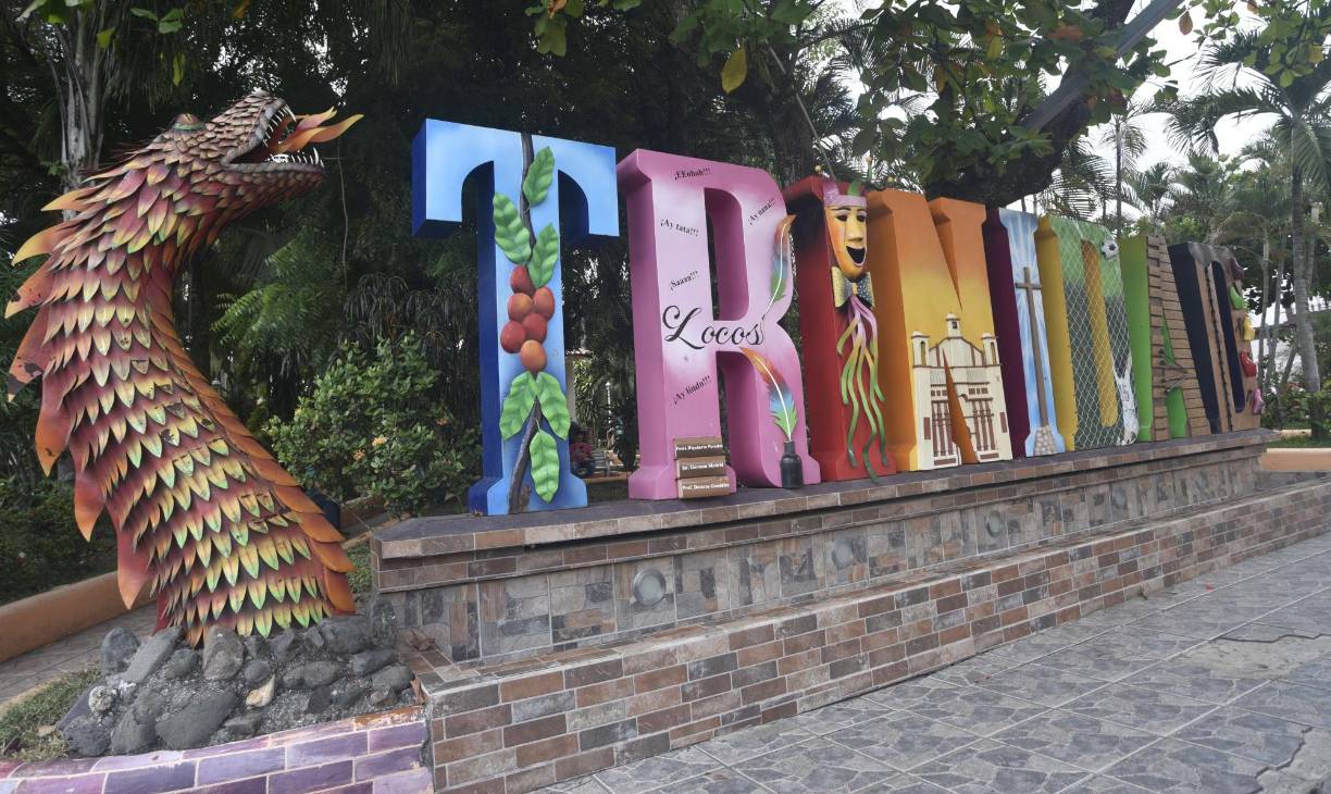 En el parque central de Trinidad tienen un parador en 3D, en el que cada letra representa alguna actividad o personaje del municipio.