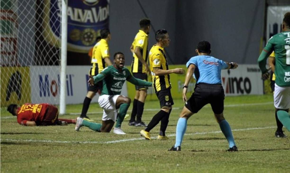 Momento en el que Nelson Salgado pita un penal a favor del Marathón tras una falta contra Yustin Arboleda.