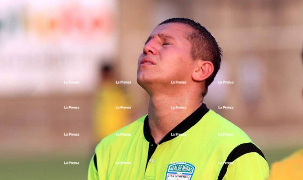 El jugador Óscar Corrales del Real de Minas rompió a llorar al final del partido.
