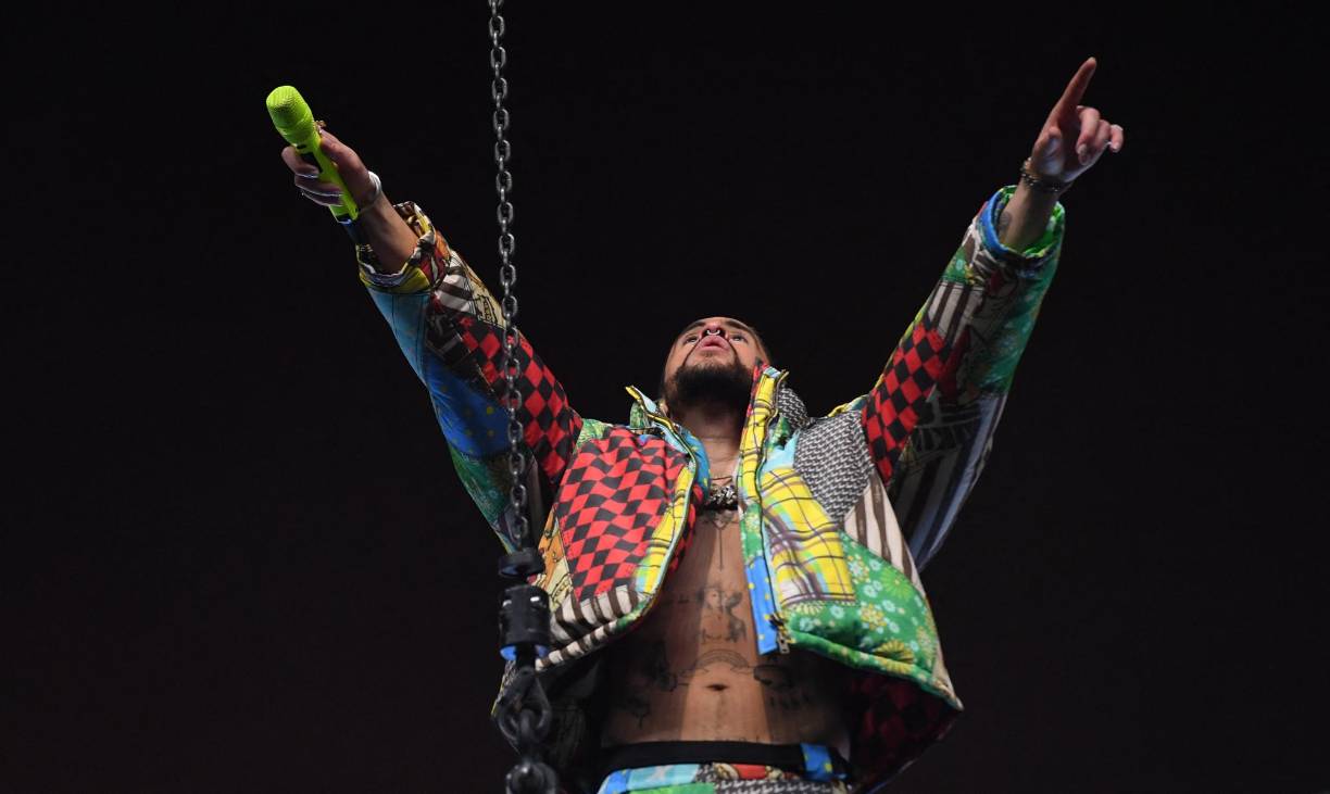 “Estamos en el Festival de Coachella, un lugar de inspiración y donde se da respuesta a muchas preguntas. Grandes artistas han pasado por aquí. Espero que sea mi primera vez cerrando una jornada de este festival, pero no la última”, introdujo el puertorriqueño, consciente de la importancia de la cita este viernes.