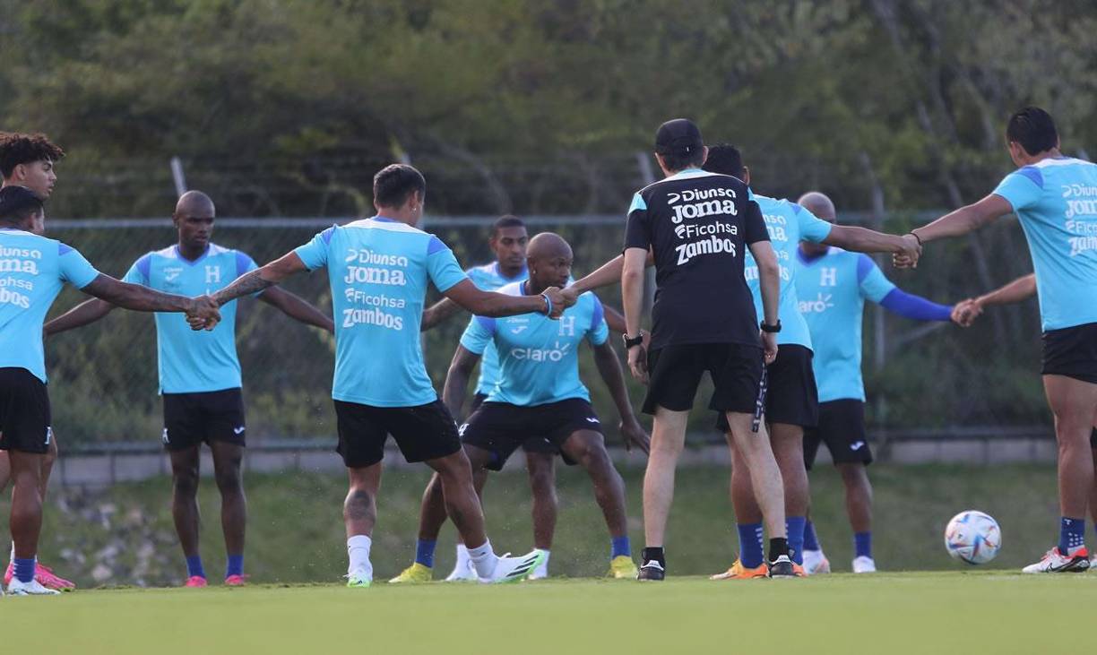 El look de los debutantes. Daniel Carter Bodden y Ricky Zapata recibieron el acostumbrado corte de pelo que tiene como premisa el debut de cada futbolista que integra a la Selección de Honduras. 