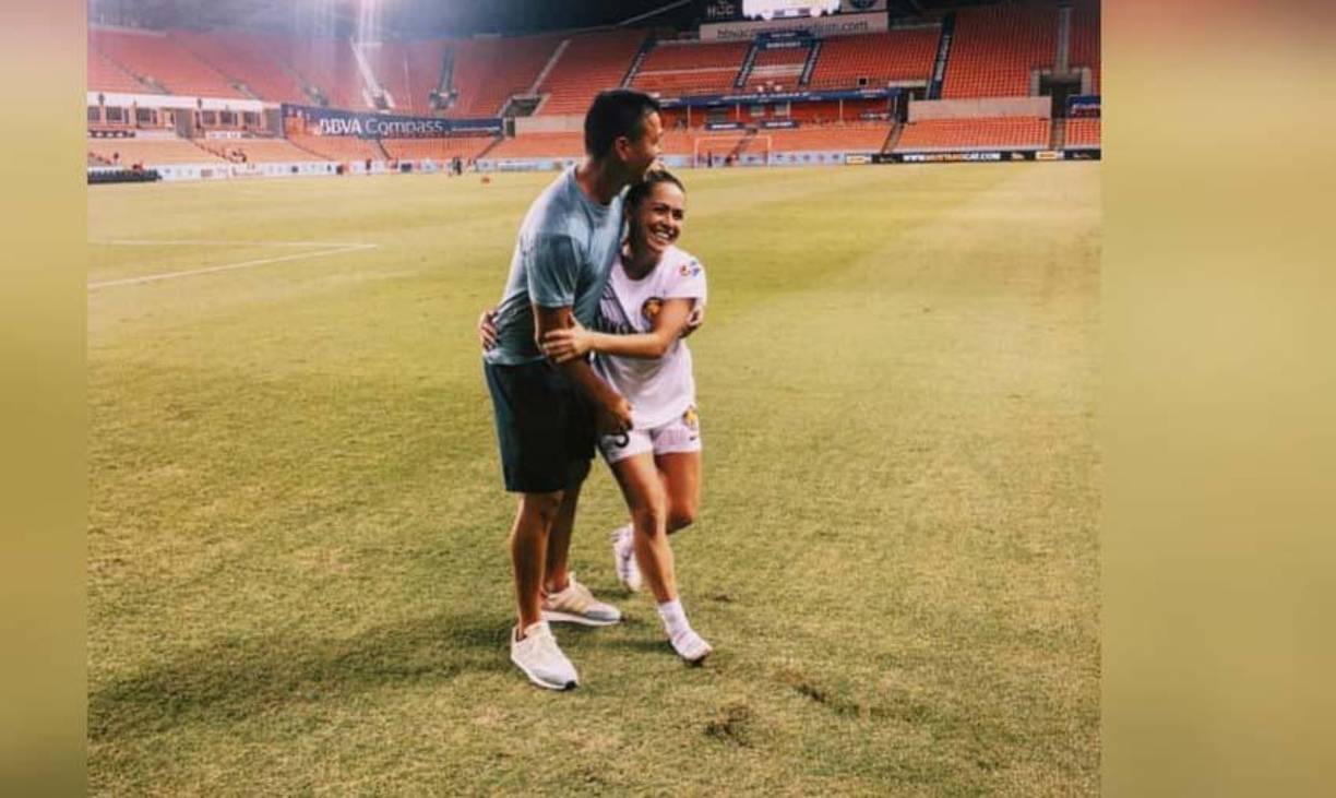 Roger Espinoza y Lo’eau LaBonta presumen de su amor en las redes sociales.