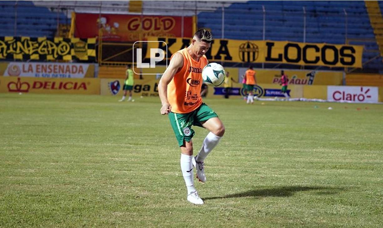 ‘Paquito‘ Martínez estuvo dominando el balón durante el calentamiento previo al inicio del partido.