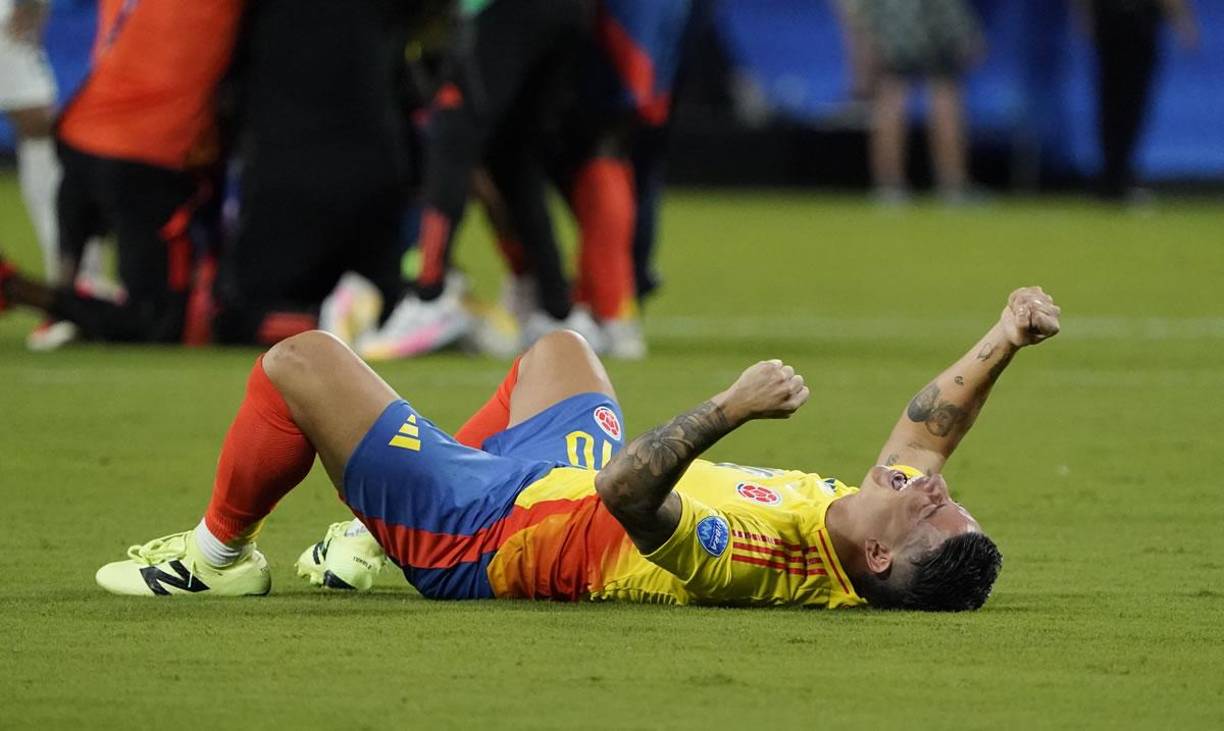 James Rodríguez, que está jugando un gran torneo, se tiró al suelo a festejar la clasificación de Colombia a la final de la Copa América 2024.