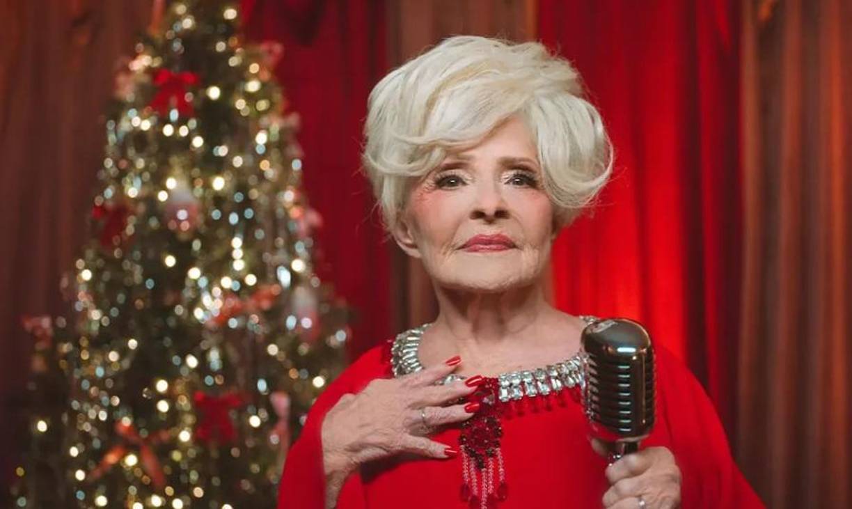 <b>5 - “Rockin’ Around The Christmas Tree” – Brenda Lee</b>Un clásico navideño, escrito e interpretado por Brenda Lee cuando sólo tenía 20 años, pero la escribió con tan solo 13 años. Se lanzó en el año 1964 dentro de un disco navideño de la artista, y sigue siendo hoy una de las canciones más escuchadas en esta época festiva. Hace poco, Universal Music utilizó IA éticamente entrenada para dar una nueva versión en español al clásico navideño de Brenda Lee, algo que ella declaró estar fascinada de que pudiera lograrse.