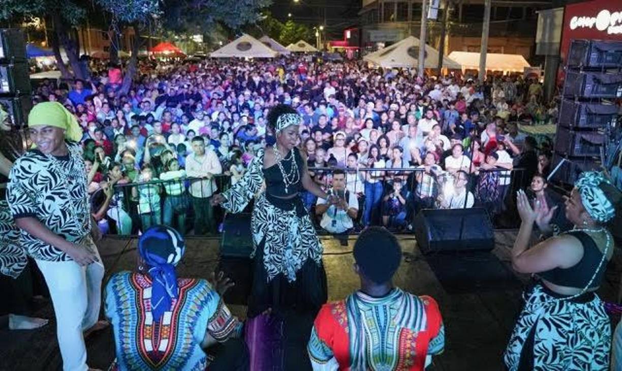 No sólo es la música, es el talento y los atuendos que el grupo Batucada combina en cada presentación lo que arranca los aplausos y lo demostraron ayer en la inauguración de la Feria Juniana.