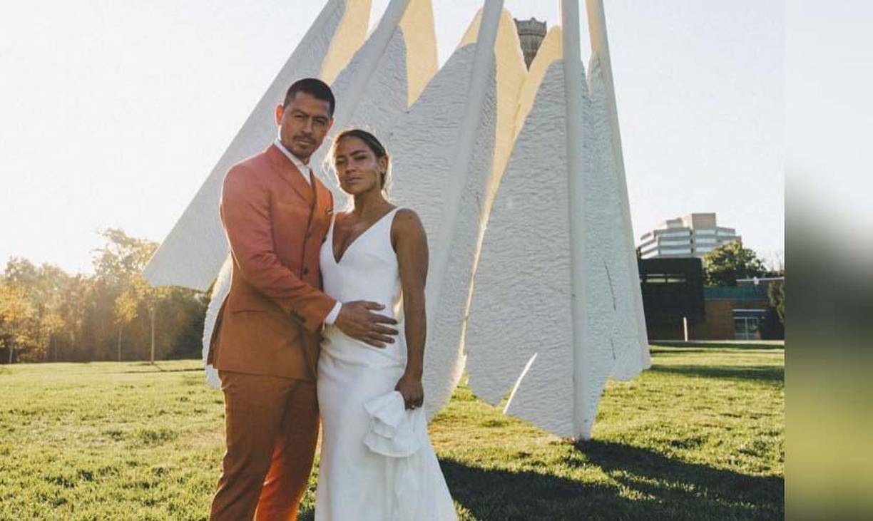 Mediante su cuenta personal de Instagram, la chica estadounidense mostró las fotografías de la boda con el catracho Roger Espinoza.