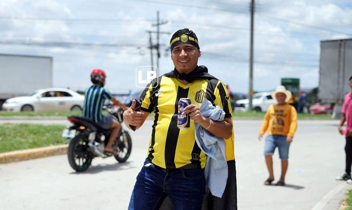 Este hincha aurinegro llegó animado para apoyar a su equipo que buscará la remontada.