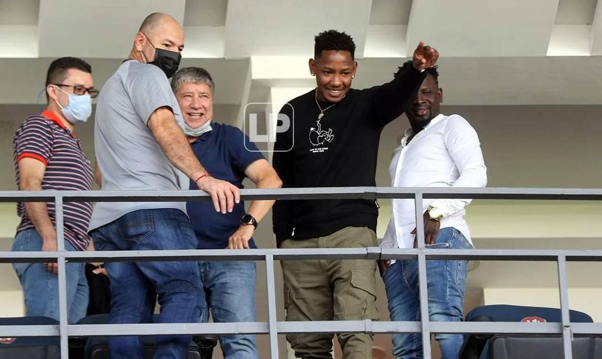 Romell Quioto sorprendió al llegar al estadio Nacional y estuvo en el palco junto con el técnico de la Selección de Honduras, Hernán ‘Bolillo‘ Gómez.