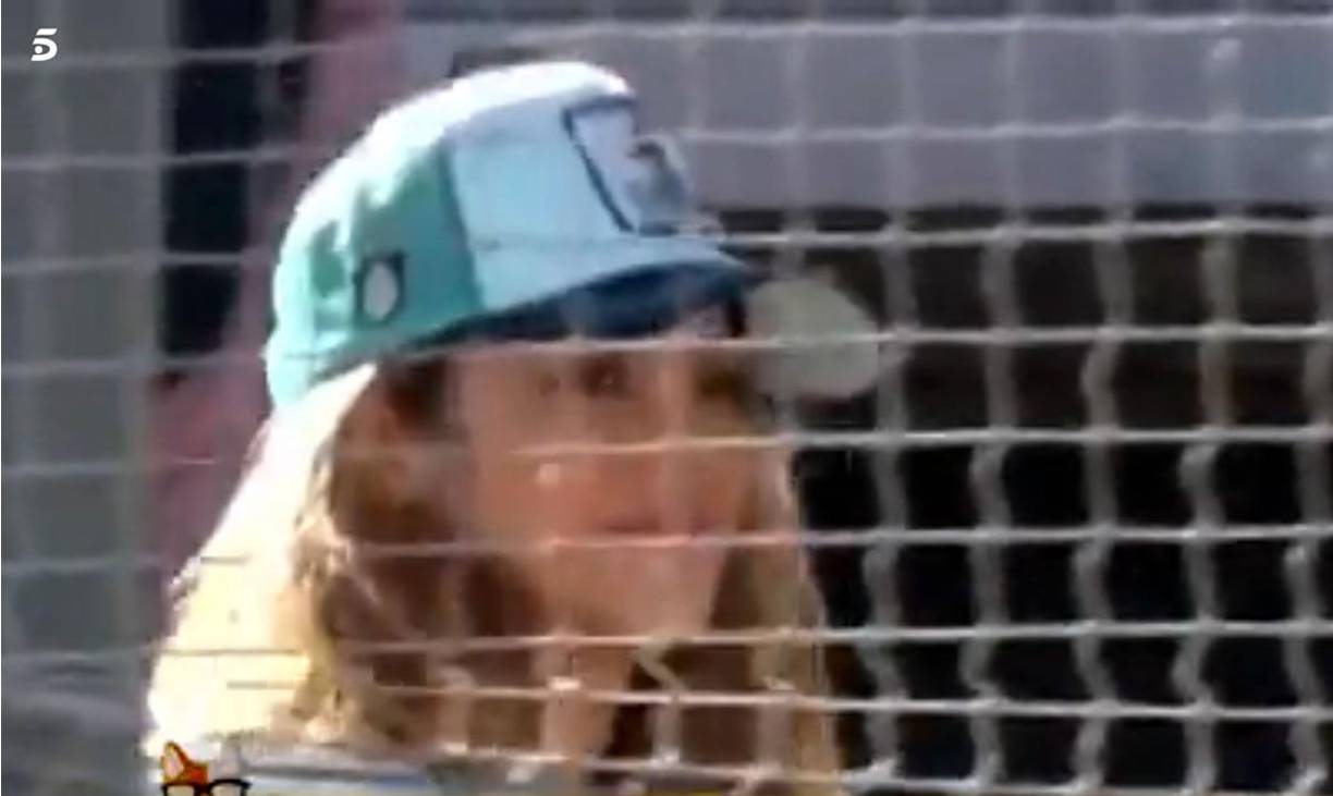 Tras realizar el gesto obsceno, Shakira fue captada sonriendo y viendo a la grada donde estaba Gerard Piqué.